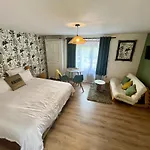 Avec Entree Independante Sur Un Domaine De 9ha Avec Vue アパート