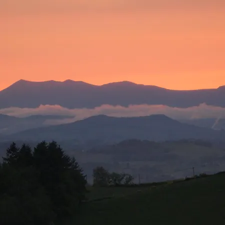 Avec Entree Independante Sur Un Domaine De 9ha Avec Vue * Vollore-Ville