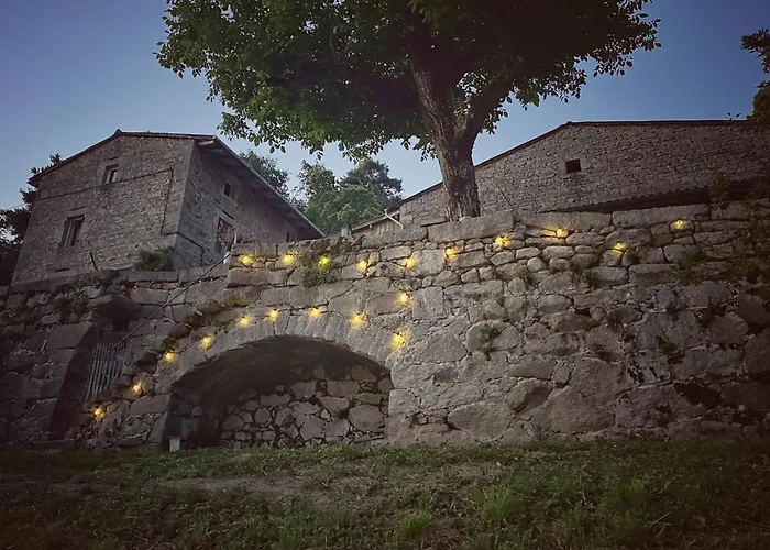 Avec Entree Independante Sur Un Domaine De 9ha Avec Vue